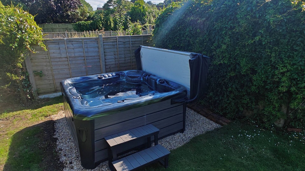 South Cadbury House | King Arthur’s Rest -Charming Eco Home, Garden & Hot Tub. Sleeps 10. Pet friendly