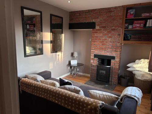 South Cadbury House | King Arthur's Rest House, Hot Tub & Garden Sleeps 10