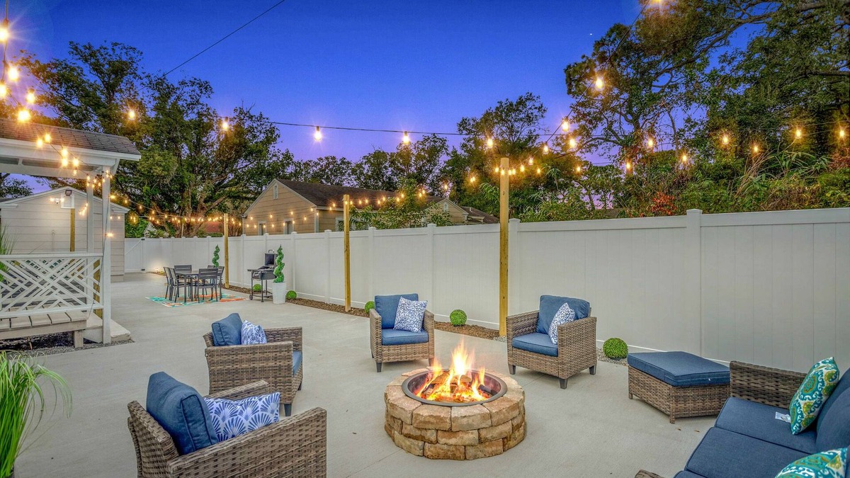 Colonialtown North House | King bd/Charming 2 story cottage w/Private Yard