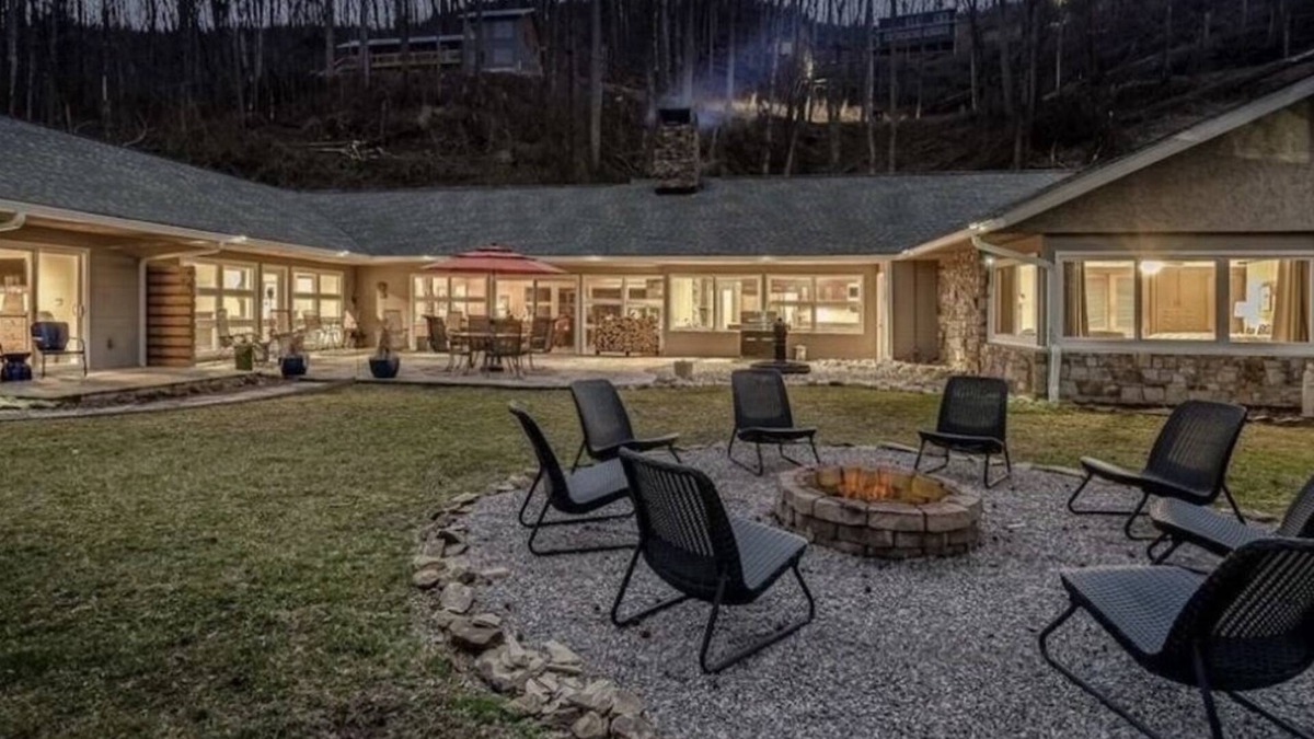 Gatlinburg Cabin | King Bear Downtown-Right off the Gatlinburg strip!