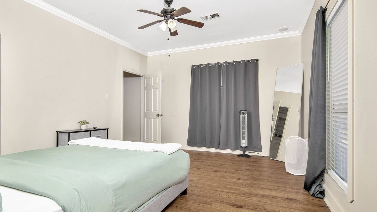 Central Southwest House | King Bed 2 BR Big Home & Garage - Green & Black