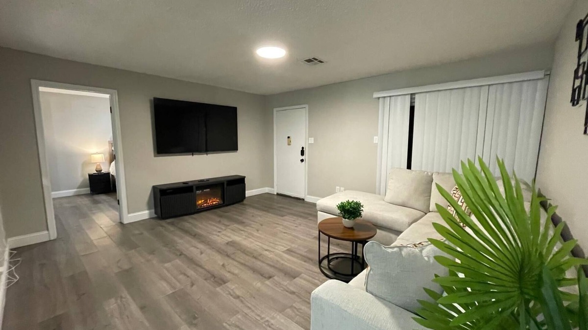 Oaks Historic District Apartment | King Bed 2BR Unit Free Parking