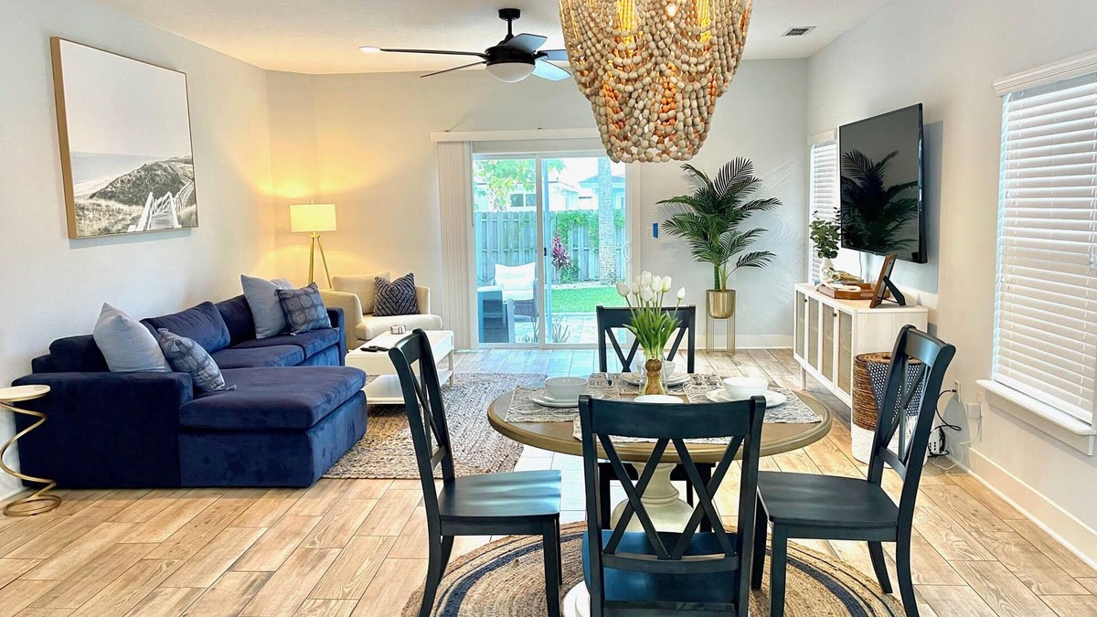 Jacksonville Beach House | King Bed, 5 min walk Jax Beach, Free parking, Wifi
