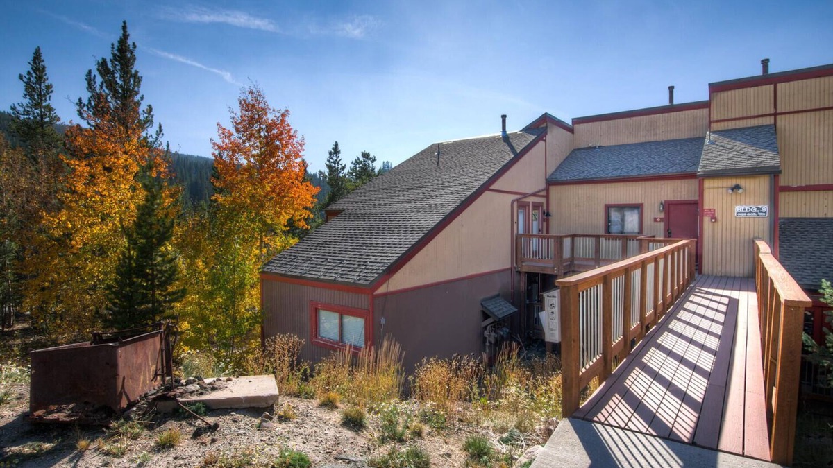 Dunkin Hill Condo | King Bed and Bunks/Office. Free Bus to Town/Skiing. Sweet View!