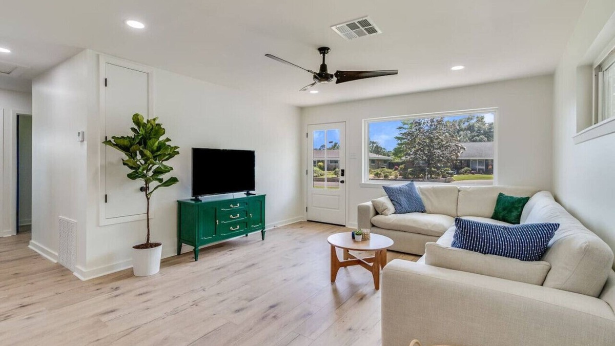 Lafayette House | KING Bed/Central Location/Fast wi-fi/5star listing