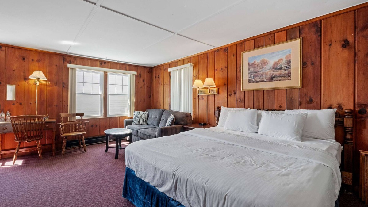 Littleton Hotel | King Bed Comfort Walk to Main Street
