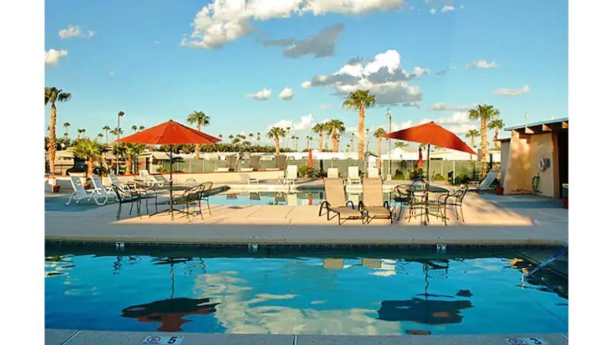 Yuma House | King Bed Comfortable Park Model - pools & hot tubs