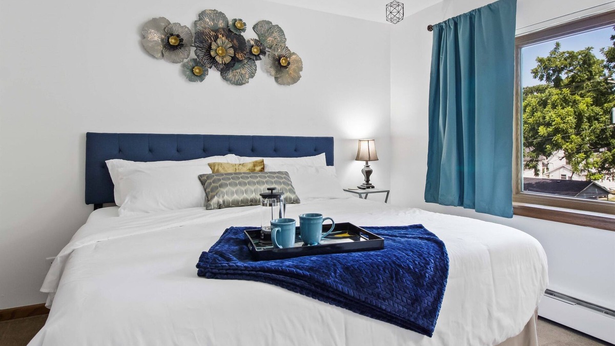 Wauwatosa Apartment | King Bed - FAST WiFi - Near Froedtert