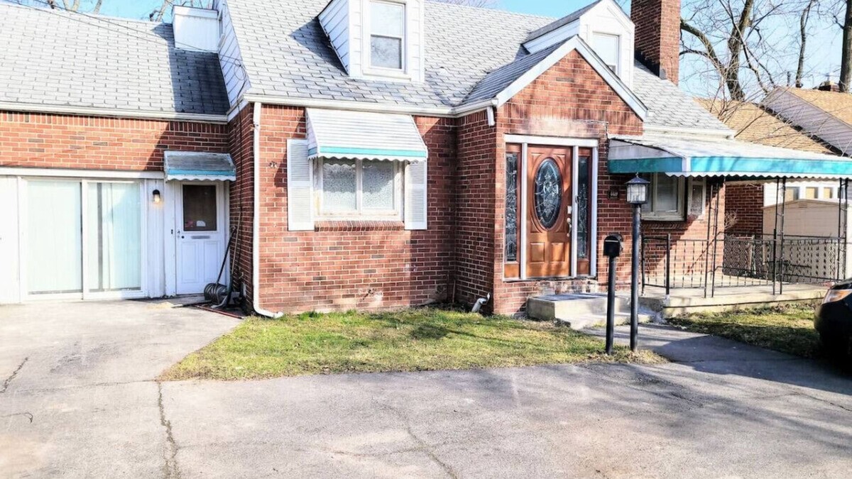 Cheektowaga House | King bed fenced backyard and parking