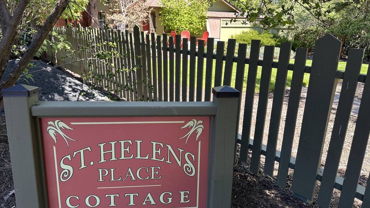 Old Bend House | King bed, Fireplace, 100+mbps Wifi, AC, Big Yard, So Walkable