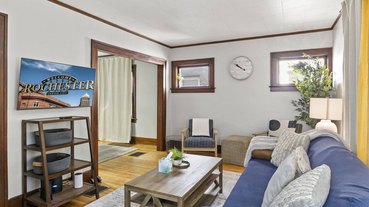 Rochester House | King Bed Full Kitchen Self Check-In Parking UofR