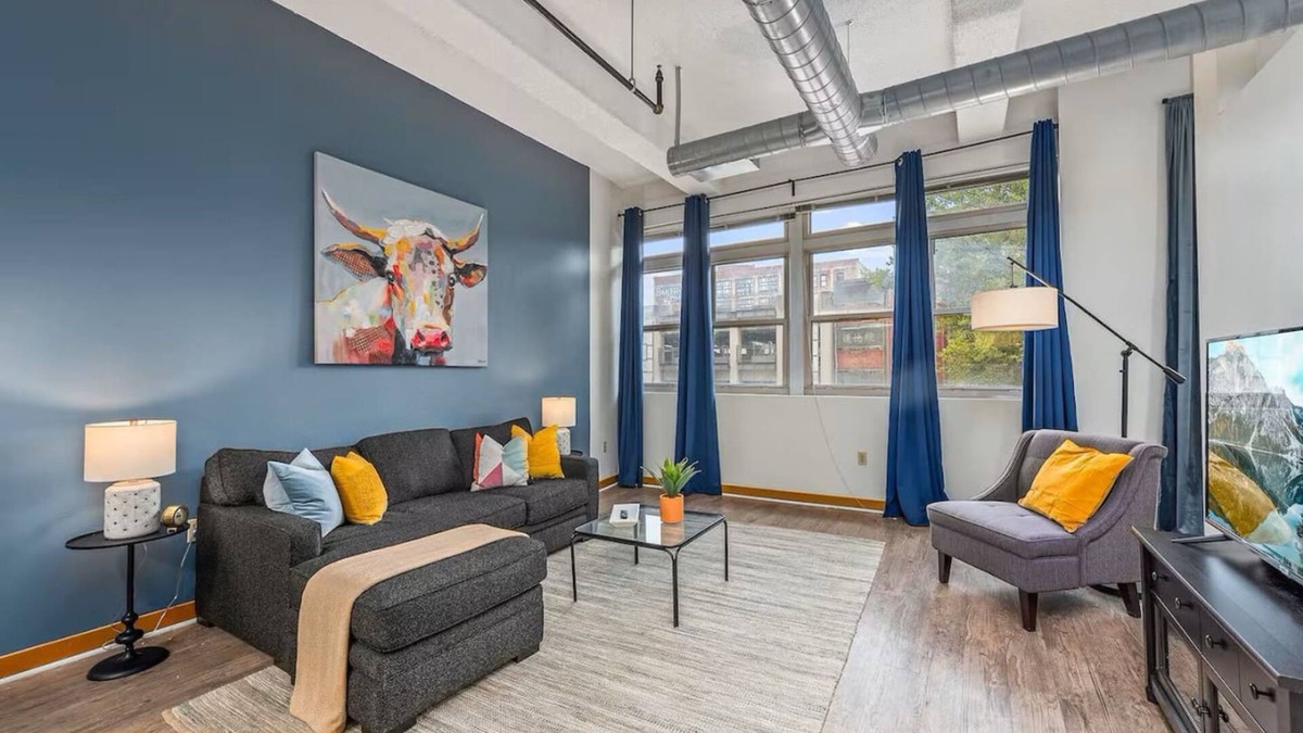 Mission Apartment | King Bed Great Location