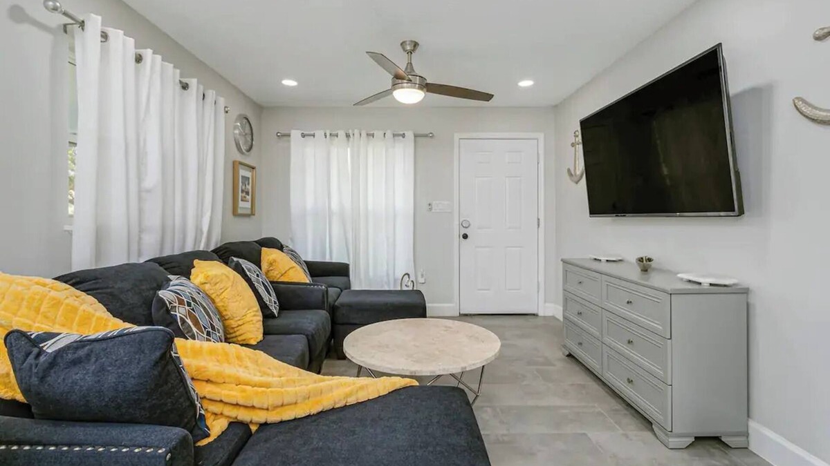 Titusville House | King Bed. Great Parking. Message with Questions.nn