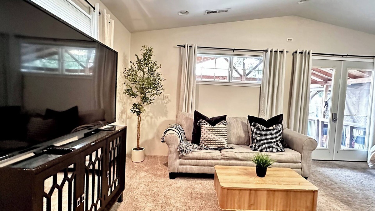 Medford Apartment | King Bed Guest Studio w/covered parking, private patio, Kitchenette,