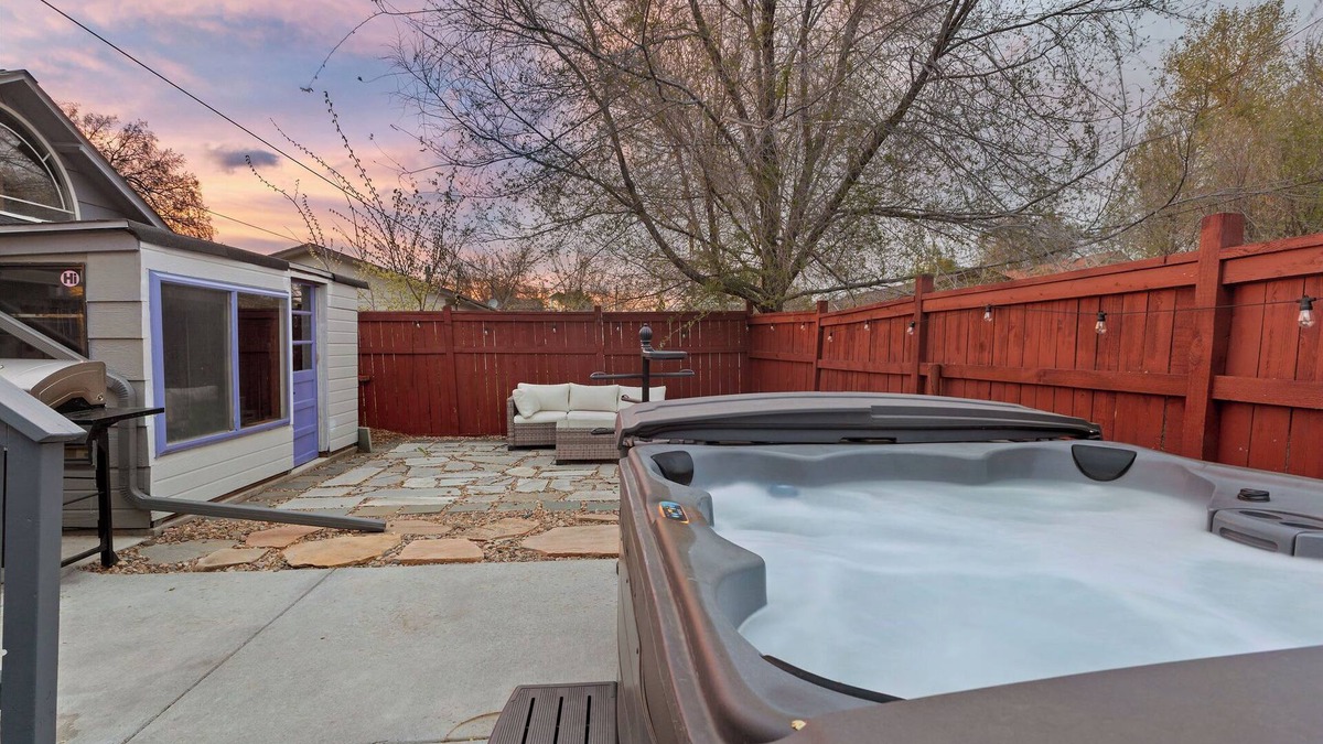 Windsor House | King bed! Hot Tub! Near Park! Family Friendly!