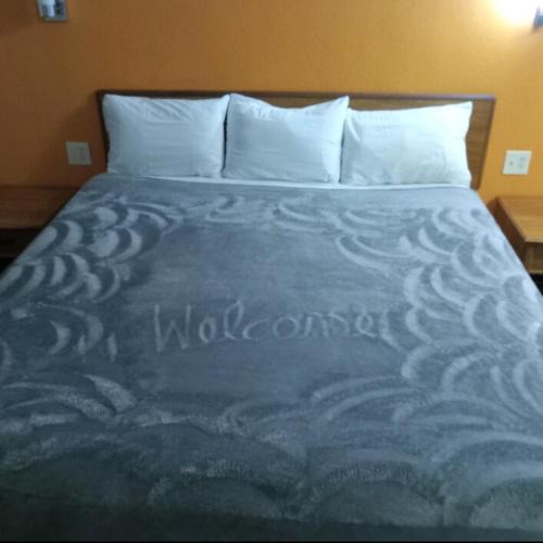 Livingston Apartment | King Bed Hotel Studio 210