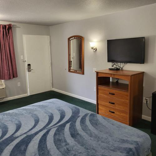 Livingston Apartment | King Bed Hotel Studio 219