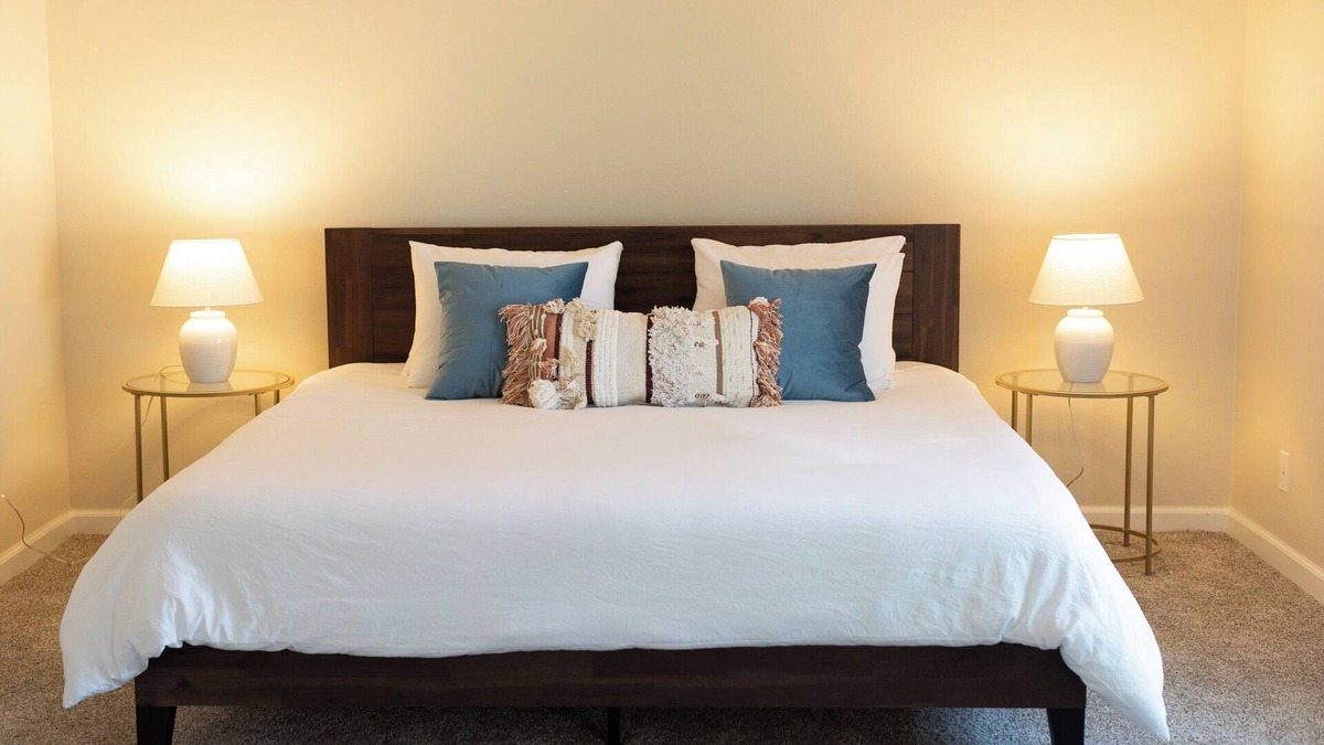 Westlake Village Apartment | King Bed, Hottub, Gym, W/D, Parking, Balcony