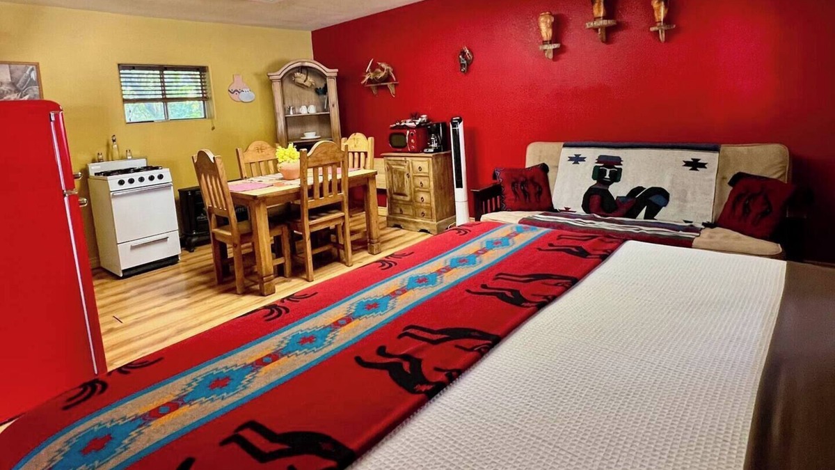 San Lorenzo Apartment | King Bed/Kitchen Suite at Lake Roberts