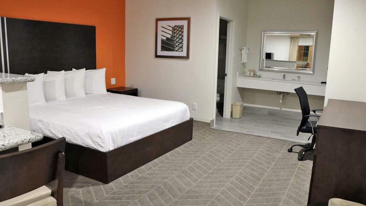 Humble Hotel | King Bed Kitchenette, Scottish Inns IAH, Prepare Meal, Near Airport
