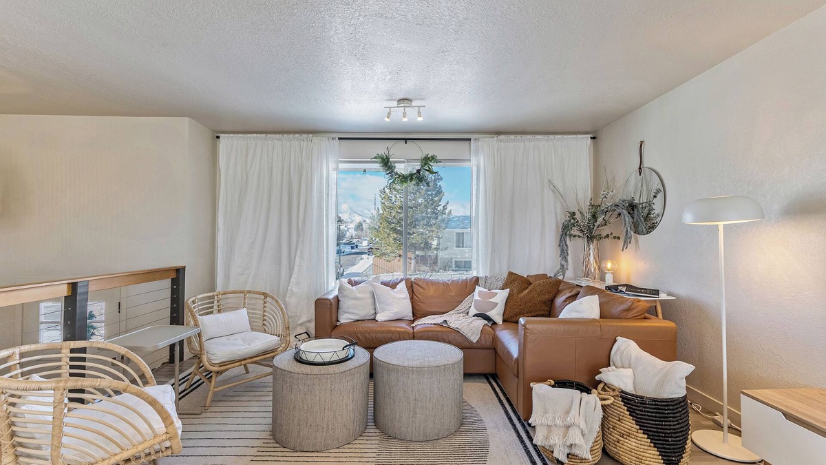 Kearns House | King Bed, Large Sectionals, Kids Area, Outdoor Living! Curated & Cozy Scandi!