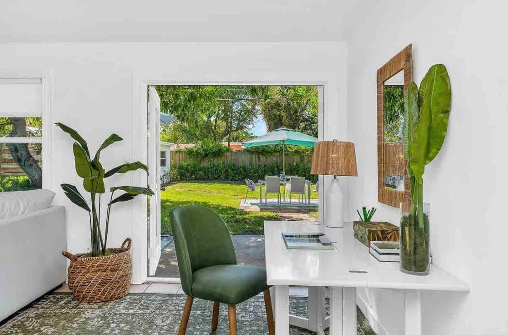 Country Club Park House | King Bed, Long-Term - Tropical Oasis!
