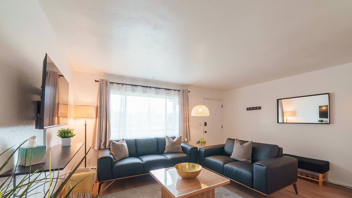 North Star Apartment | King Bed Midtown Apartment