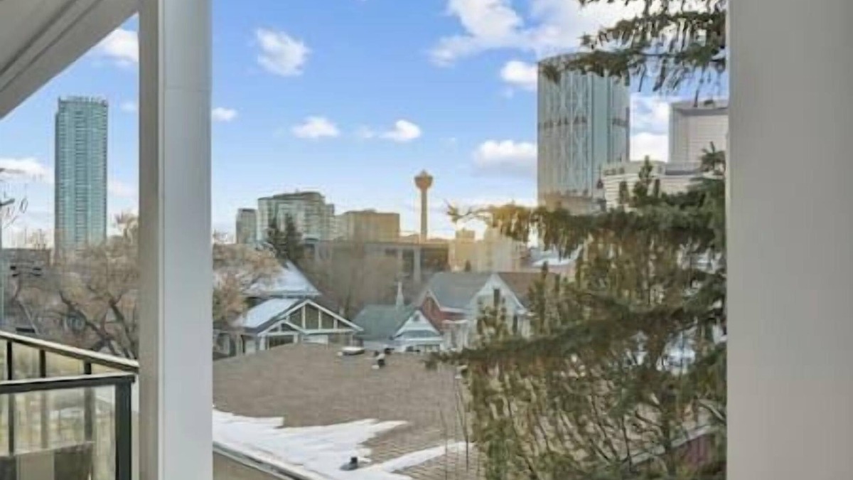 Crescent Heights Apartment | King Bed | Mins to Saddledome | Cgy Tower Views