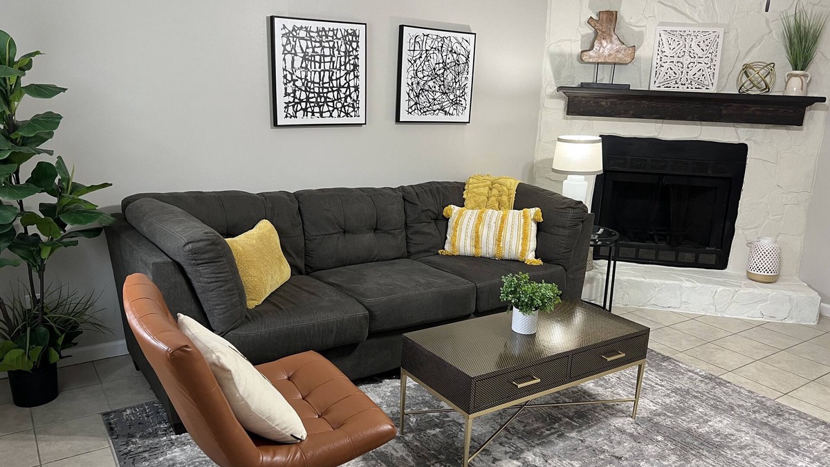 Lawrenceville House | King bed! Near downtown Lawrenceville! Clean.