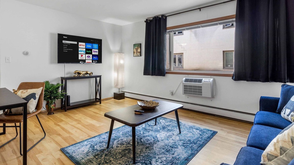 Wauwatosa Apartment | King Bed Near Froedtert ~ FAST WIFI ~ Undergrnd Parking