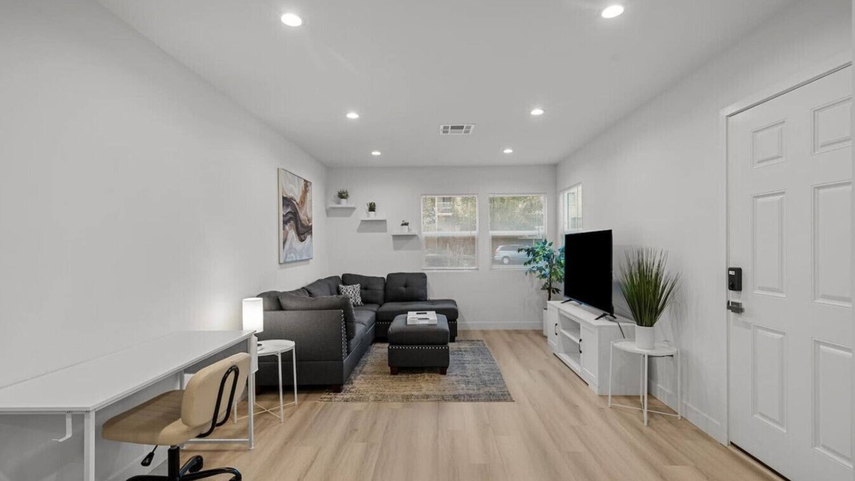 Burbank Apartment | King Bed Near Universal Studios | In-Unit W/D 2002