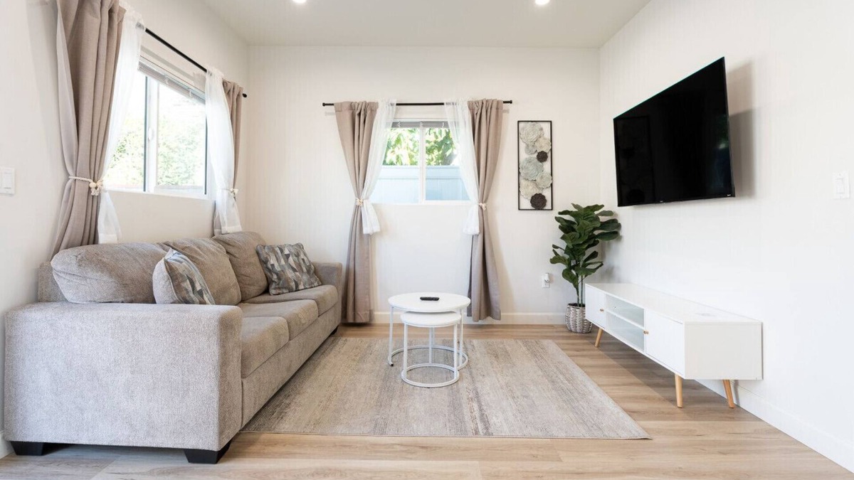 Burbank Apartment | King Bed Near Universal Studios Private Patio 102