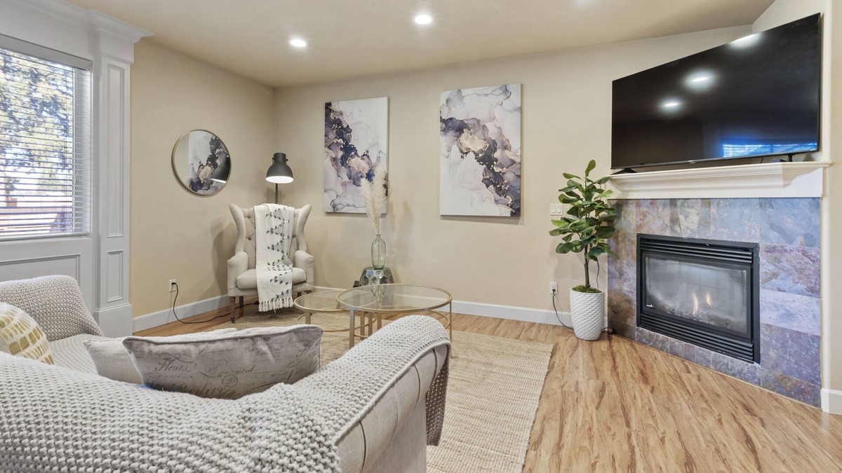 Walnut Grove House | KING BED, new comfortable 4 bedroom home in Vancouver