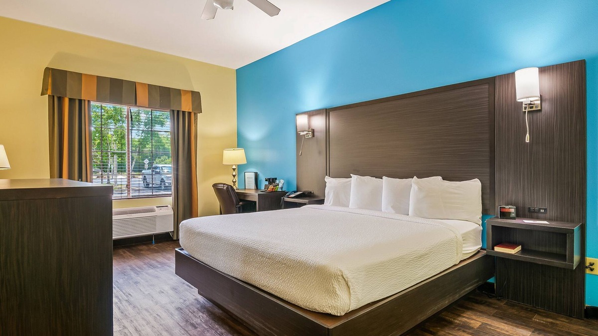 Crawfordville Hotel | King Bed Non-Smoking Pet-Friendly – Comfort & Convenience at Wildwood Inn