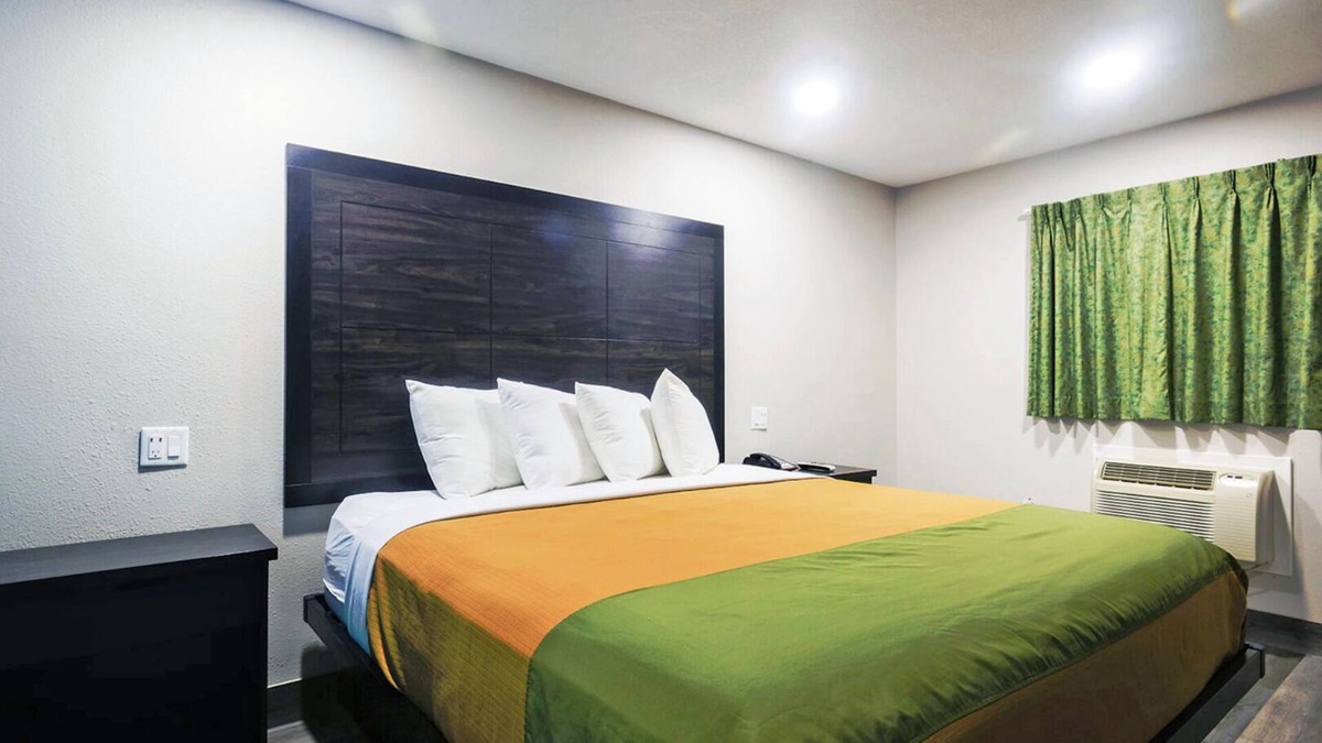 Wharton Hotel | King Bed Non-Smoking Room at Scottish Inns and Suites Wharton