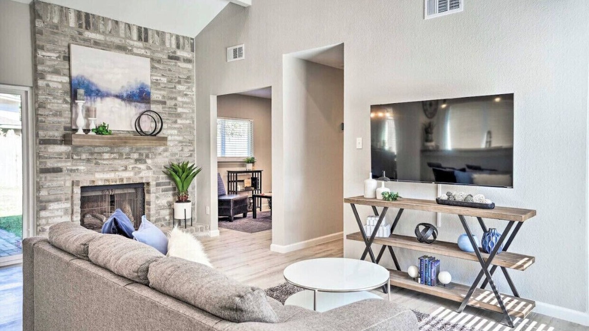 Barker House | King Bed + Office & SUPER Fast WiFi + Stylish Stay