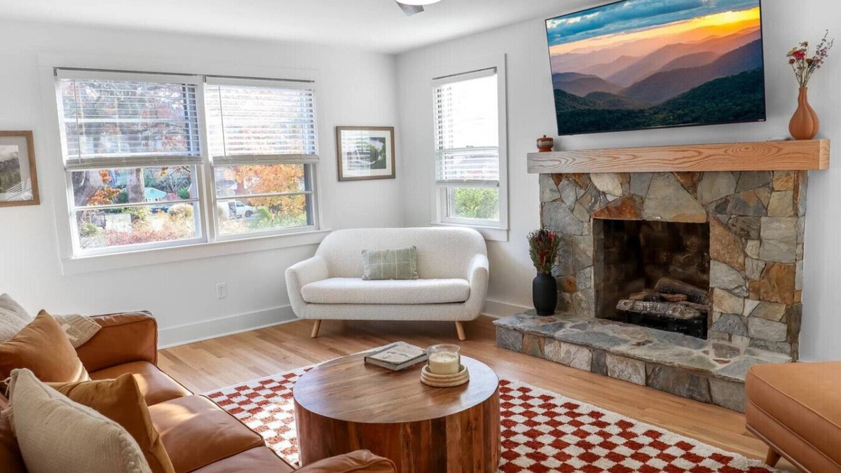 Black Mountain House | King Bed Prime Location Walk to Downtown