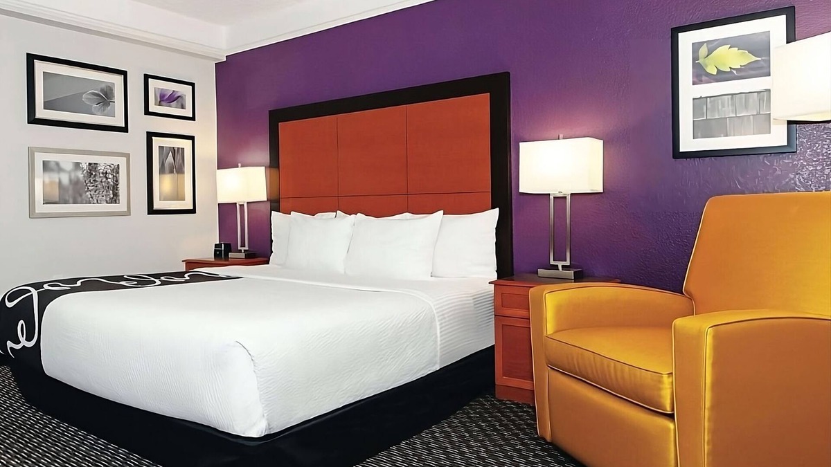 Guasti Hotel | King Bed Room at La Quinta Inn & Suites by Wyndham Ontario Airport
