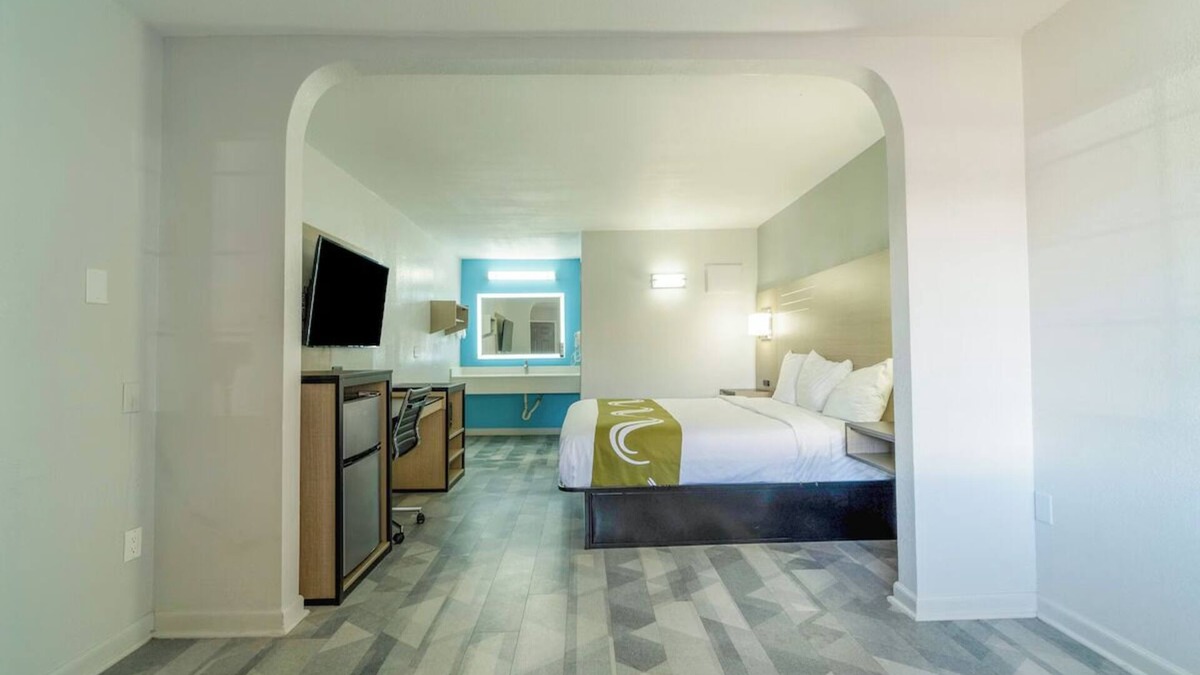 Pleasanton Hotel | King Bed Room Near Wingstop + Free Parking Available