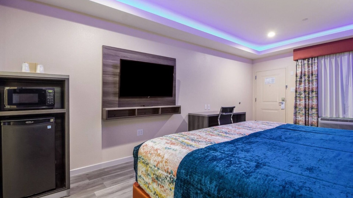Houston Hotel | King Bed Room, Scottish Inns, Free Parking, Sofa, Minutes from CityCentre Plaza