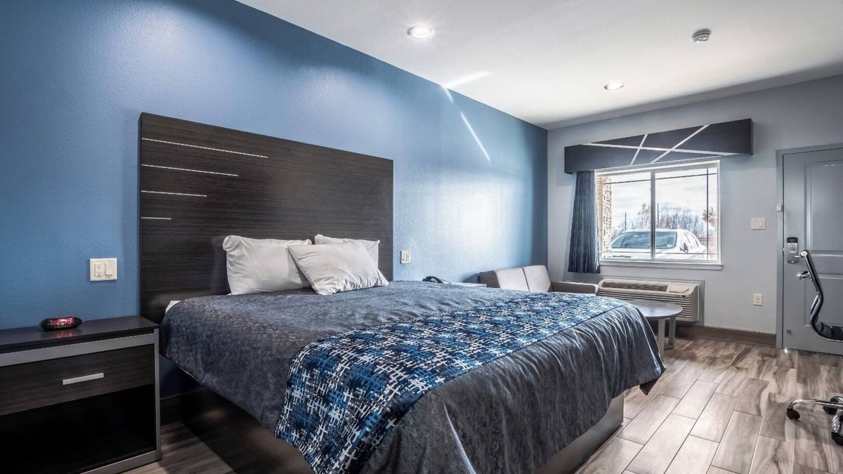 Katy Hotel | King Bed, Scottish Inn Katy, Kitchenette, Close to Mary Jo Peckham Park