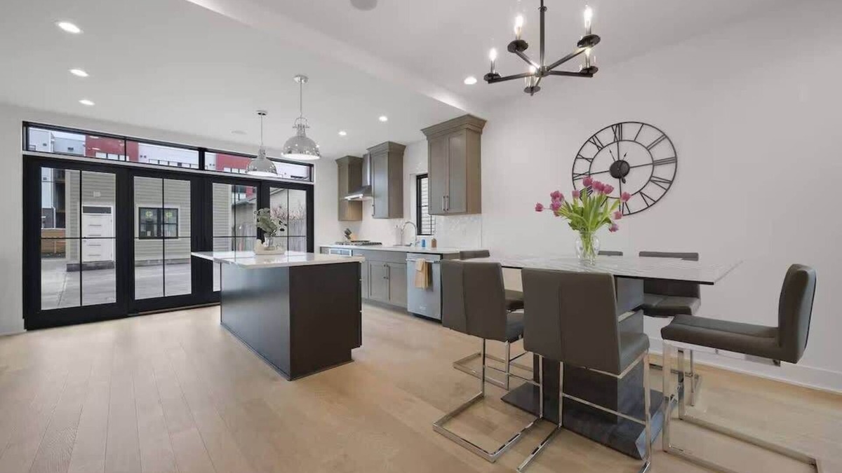 Italian Village House | King Bed - Short North - Convention - Parking Free