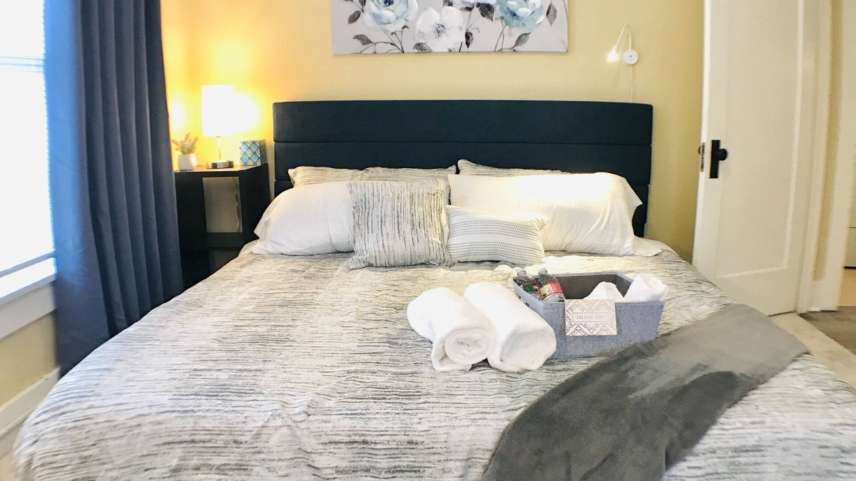 Oleander - Sunset Apartment | King Bed/Sleeps 4/Furnished Private APT/In-Unit Washer Dryer/Smart HDTV
