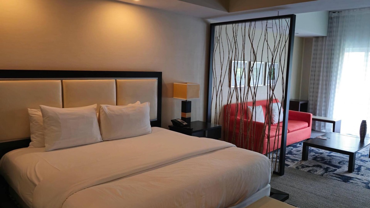 Doral Condo | King Bed Studio ADA - Pool, Dining, Parking, Spa