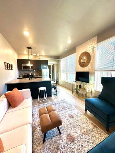 Detroit Apartment | King Bed Suite-Free Parking-Prime Location