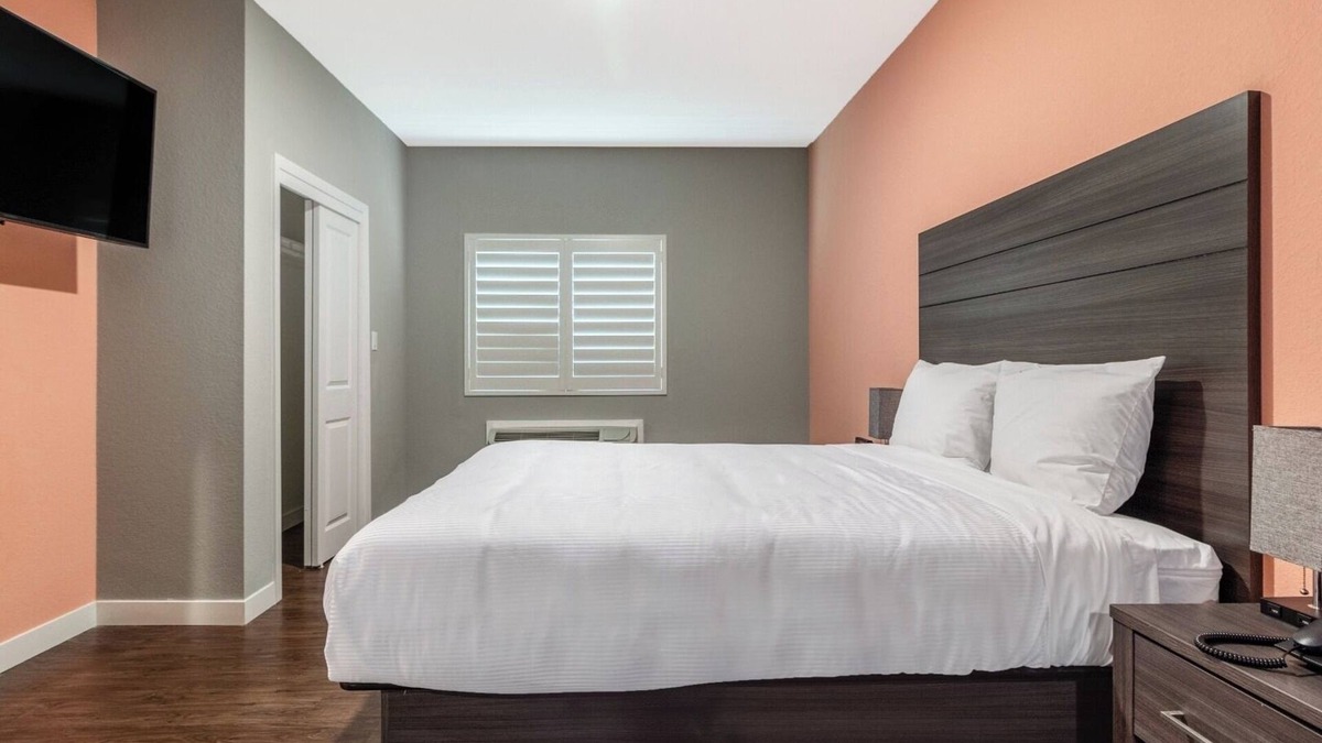 Houston Hotel | King Bed Suite, Scottish Inns, Guest Laundry, Near Bush Intercontinental
