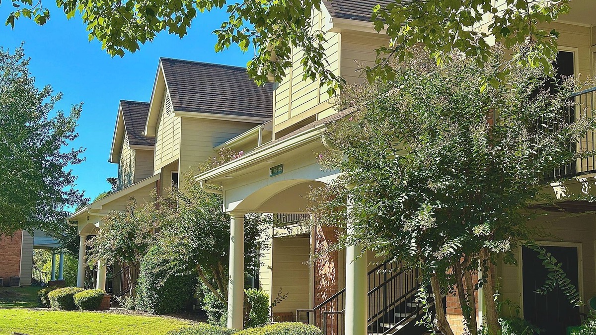 Hernando Apartment | KING BED W/POOL, Pet Friendly, Fitness Center, Seconds from INTERSTATE, FREE Parking