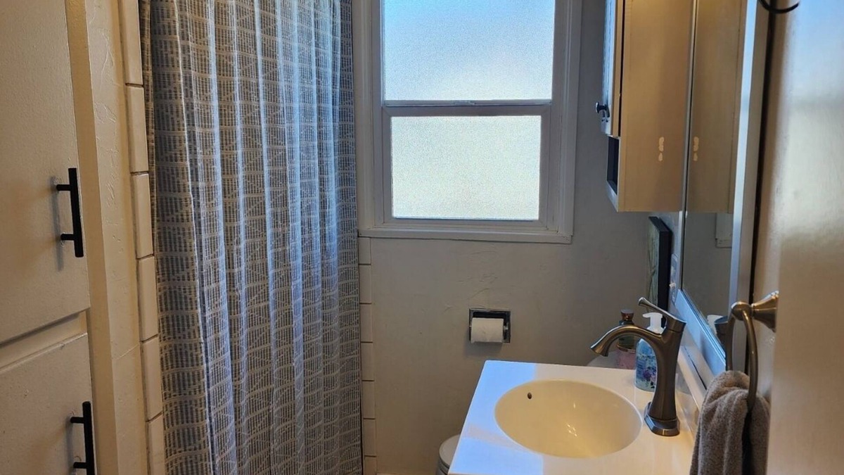 John Day House | King bedroom, sleeps 6