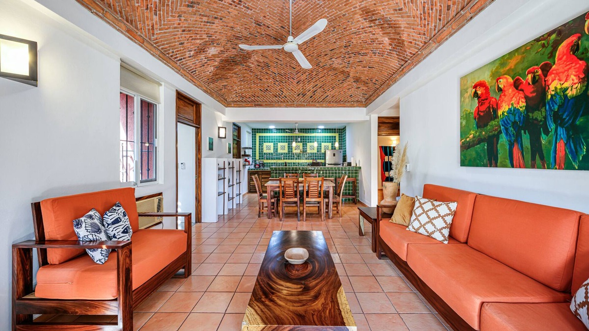 Hidalgo House | King Beds and Air Conditioning in Every Room