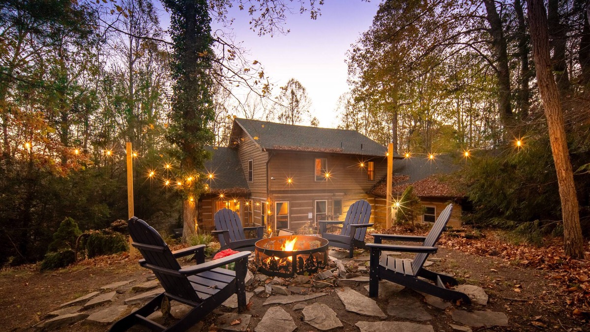 Boone Cabin | KING Beds Hot Tub - Fireplace - Ping Pong - Fire Pit